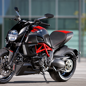 Diavel-Carbon_2011_Amb_R_01_1920x1280_mediagallery_output_image_1920x1080_