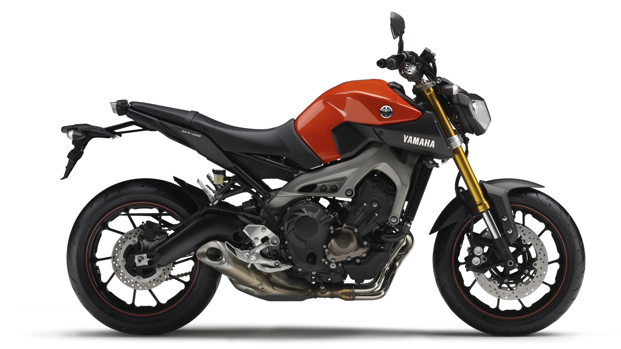 2014-Yamaha-MT-09-EU-Blazing-Orange-Studio-002.jpg